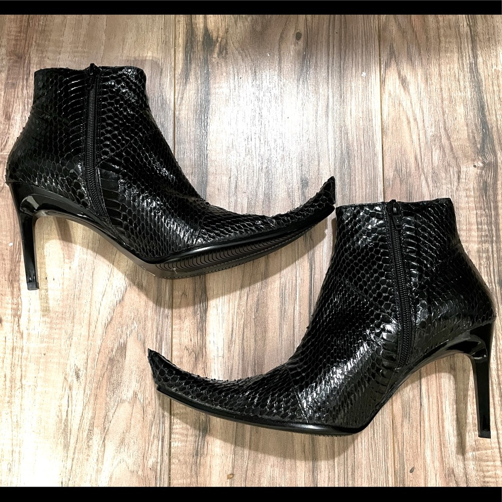 Gorgeous oil slick snake booties ❤️